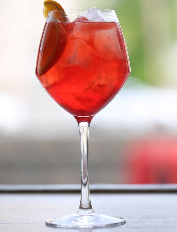 Klassisk Campari Spritz med appelsinskive og isterninger