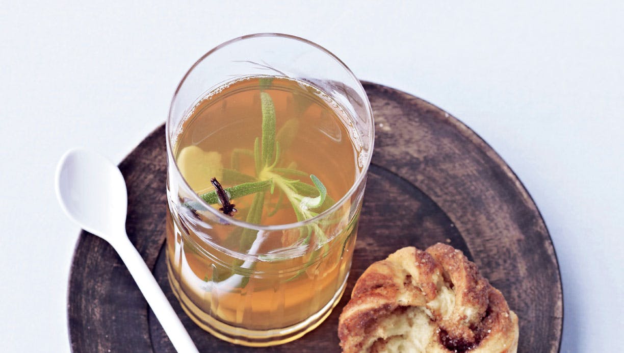 Varm æbledrik med rosmarin