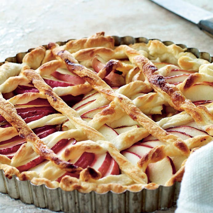 Opskrift på æbletærte med marcipan.