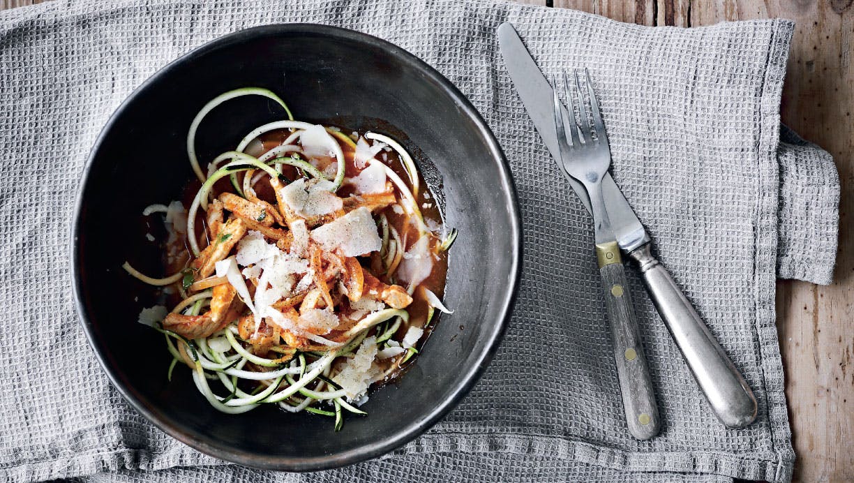 Squash-pasta med ragout af svinekød