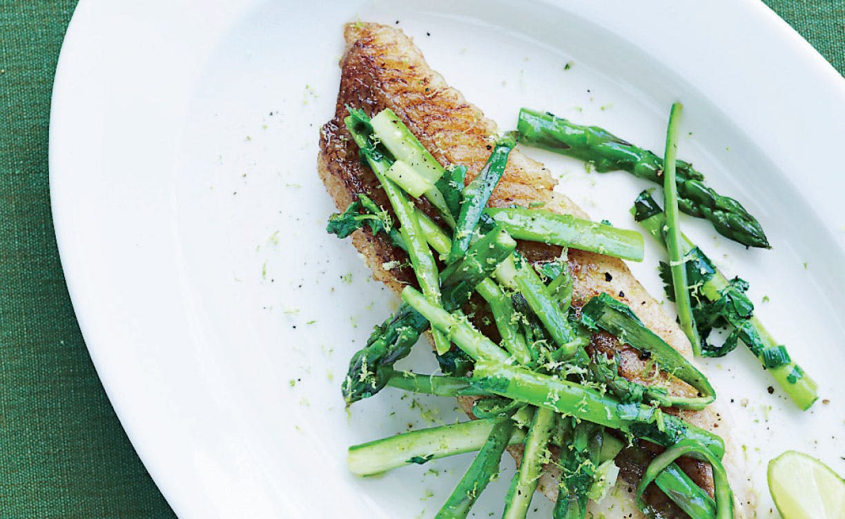 Sprød fisk med råstegte asparges og lime