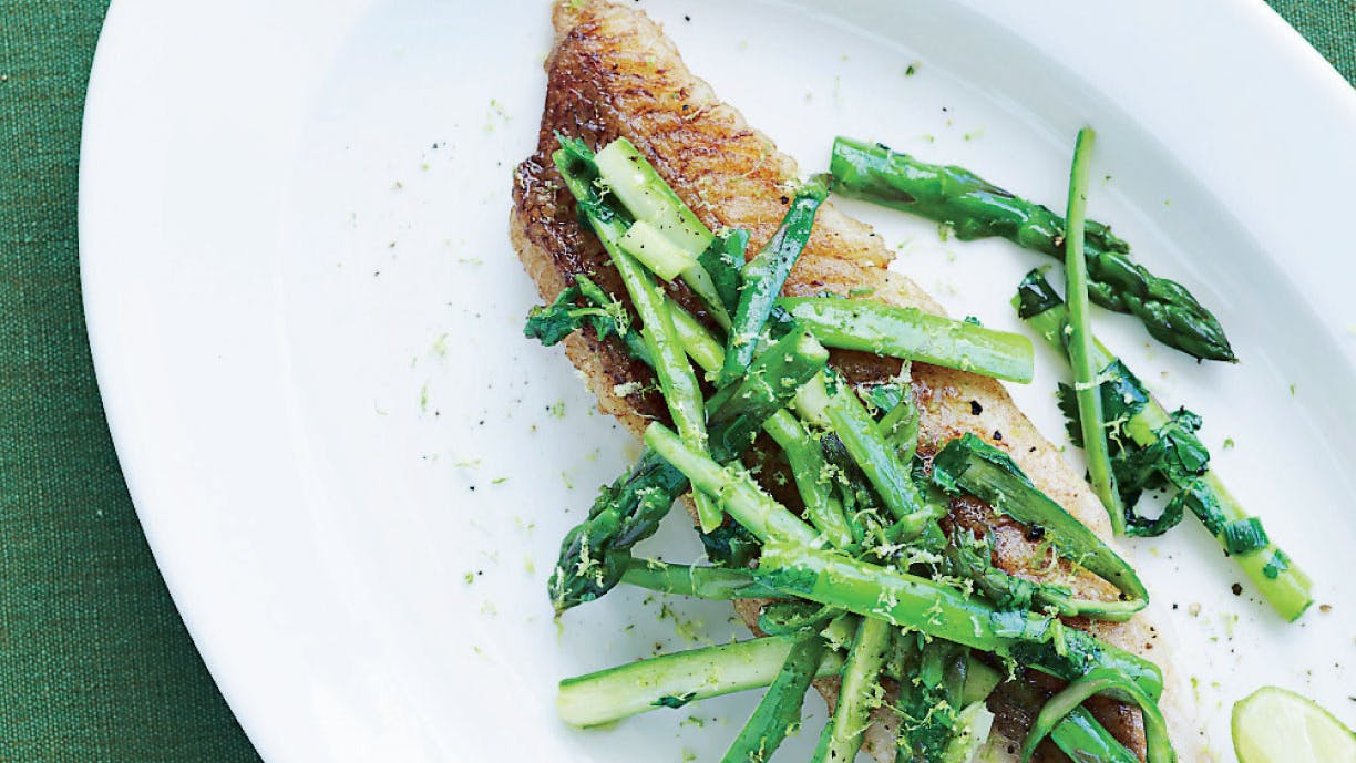 Sprød fisk med råstegte asparges og lime