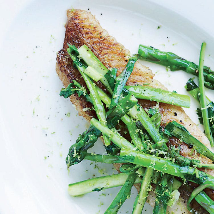 Sprød fisk med råstegte asparges og lime