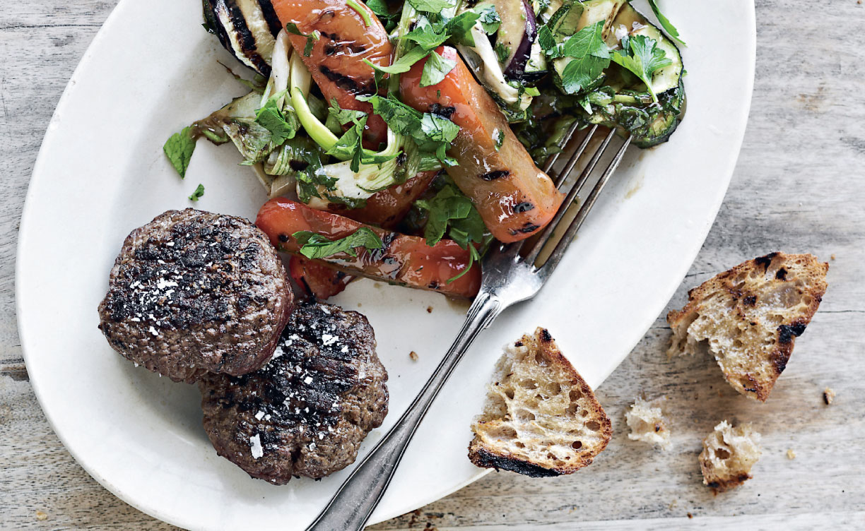 Hakkebøf med grillede grøntsager