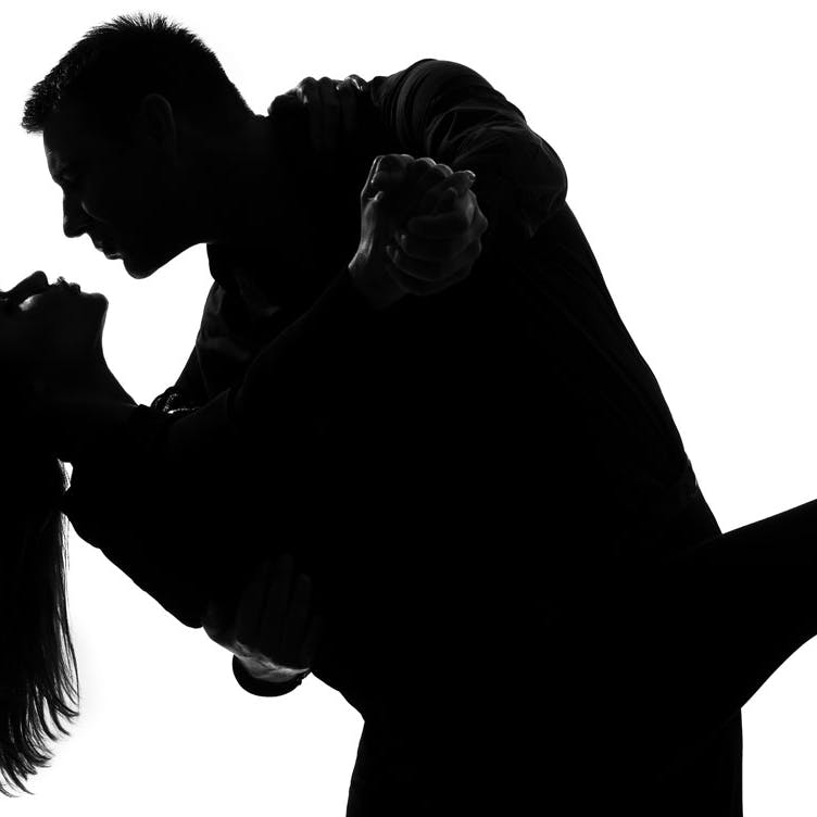 Erotiske noveller: Hans manddom dunkede mod hendes lår i takt med at hans fingre uden besvær gled op i hende. Dette øjeblik måtte aldrig ende