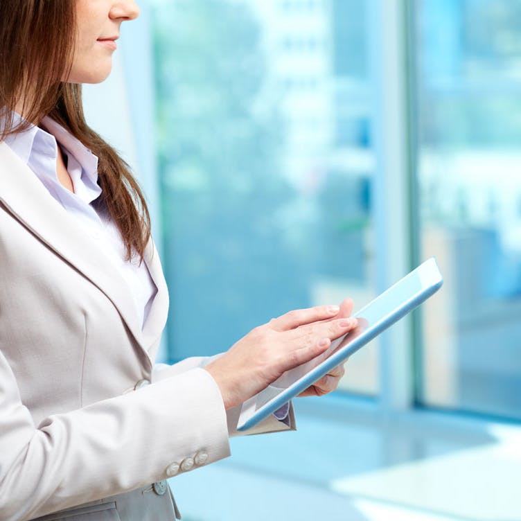 Erotiske noveller: Med et fast tag vendte han hende om på siden, holdt fast i hendes hofter og stødte voldsomt til. Orgasmen styrtede ud i kroppen og op i hjernen. Hun kom og kom