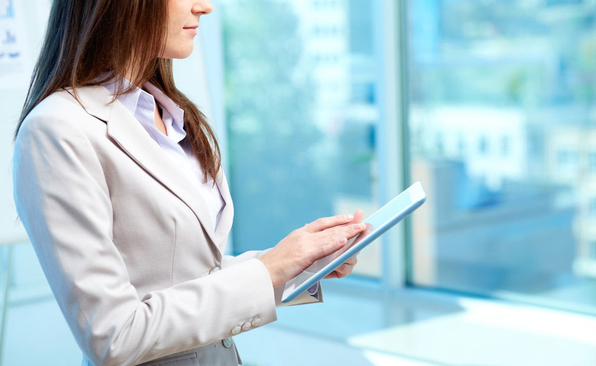 Erotiske noveller: Med et fast tag vendte han hende om på siden, holdt fast i hendes hofter og stødte voldsomt til. Orgasmen styrtede ud i kroppen og op i hjernen. Hun kom og kom