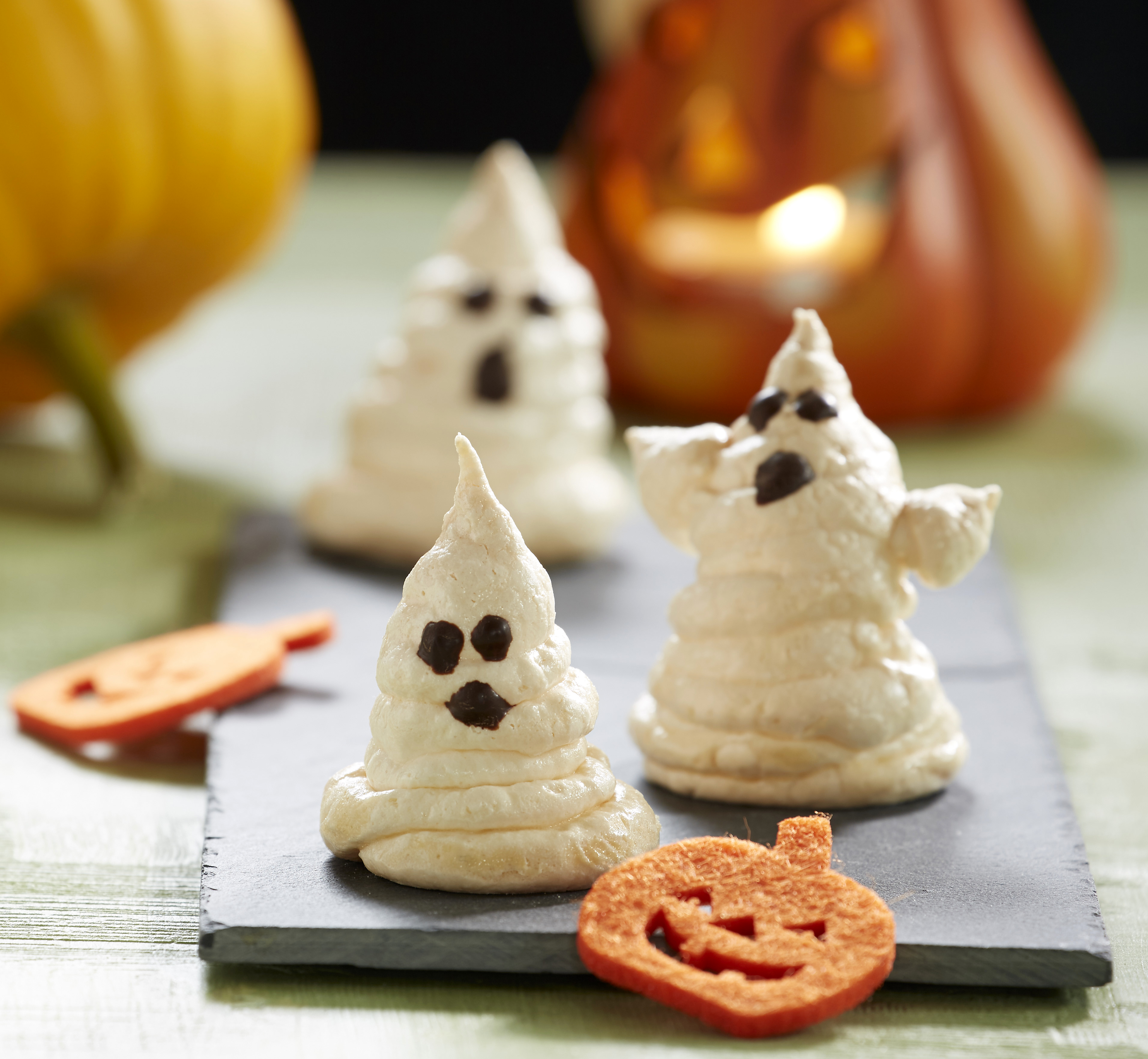 Halloween inspirerede marengs spøgelser meringue dessert that looks like ghosts for halloween 