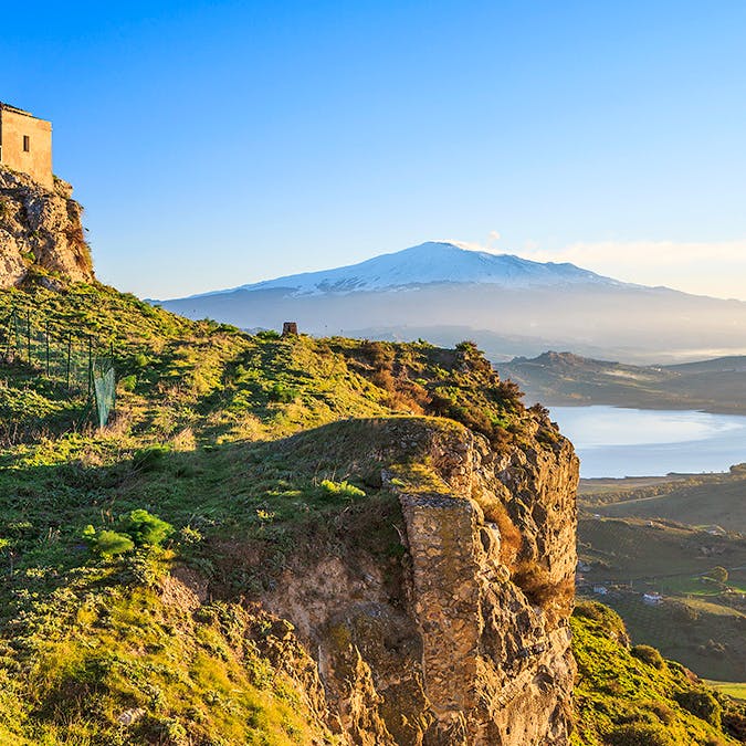Etna er Siciliens højeste bjerg og desuden Europas største aktive vulkan