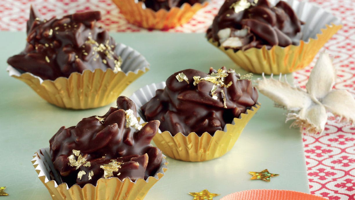 Nøddeguf serveres i små forme og kan serveres på et fad som små, lækre konfekt-hapsere