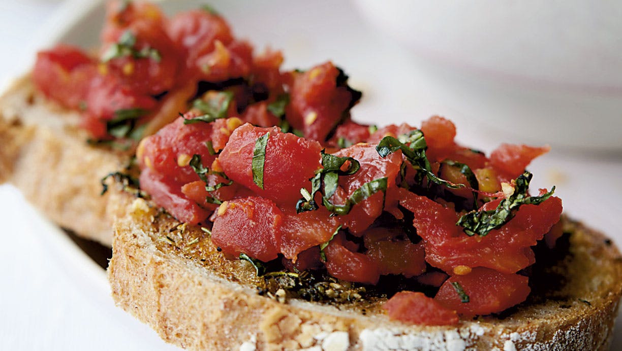 https://imgix.femina.dk/tomatbroed.jpg