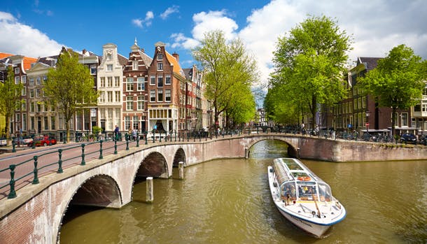 Tag en kanalrundfart i Amsterdam og oplev den hyggelige by fra vandet.